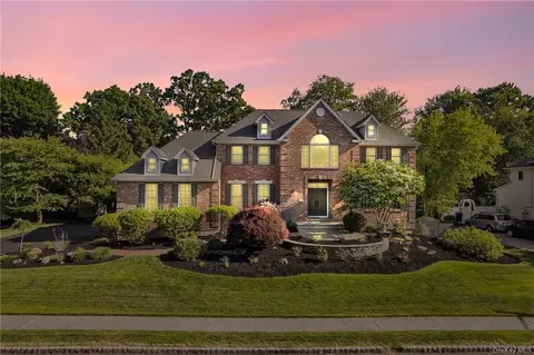 28 King Arthur Ct, Clarkstown, NY 10956