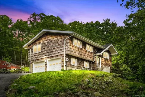 15 Crescent Ln, Putnam Valley, NY 10579