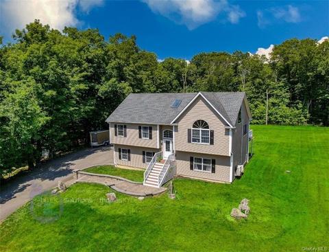 19 Fair Oaks Rd, Wallkill, NY 10940