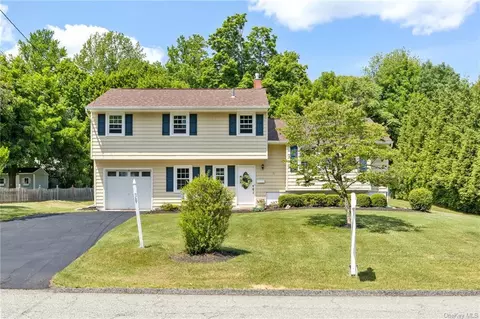 38 Twin Elms Ln, Clarkstown, NY 10956