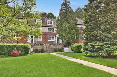 11 Sentry Pl #2D, Scarsdale, NY 10583