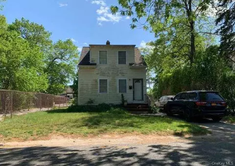 47 Smith St, Amityville, NY 11701