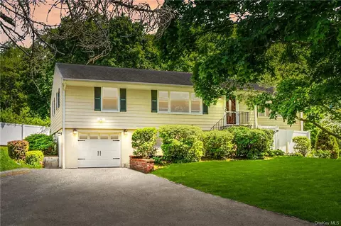 24 Galloway Ln, Cortlandt, NY 10567