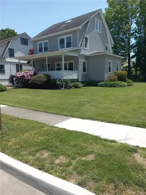 26 Davis Rd, Port Washington, NY 11050