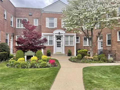 70 Park Ave #216, Rockville Centre, NY 11570