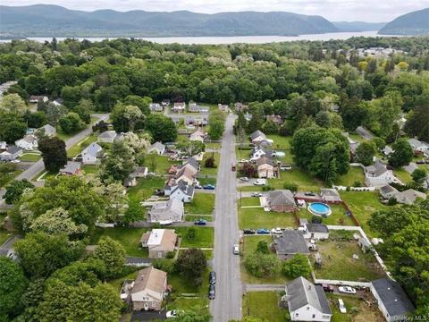 18 Hickory Ave, New Windsor, NY 12553