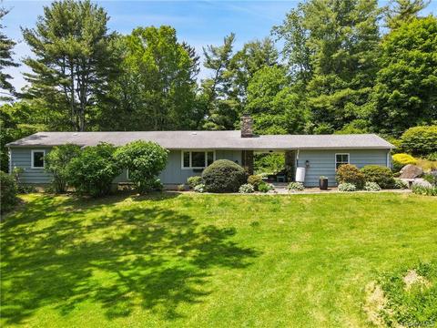 3 Lakeview Rd, New Castle, NY 10562