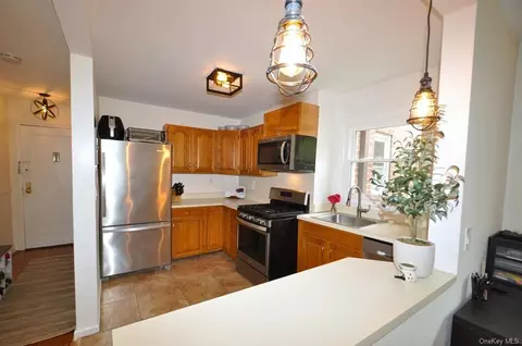 330 Broadway #G6, Greenburgh, NY 10591