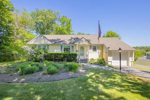 281 Rose Rd, Clarkstown, NY 10994