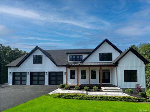 8 Conifer Ct, Poughkeepsie, NY 12603