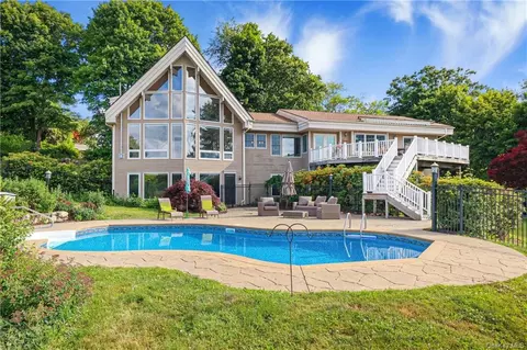 17 Willow Rd, Carmel, NY 10512