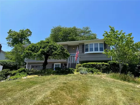 6 Oakwood Ln, Thiells, NY 10984