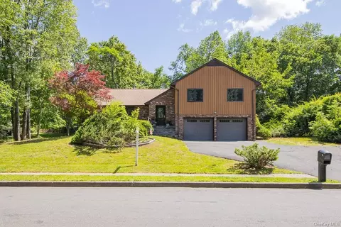 10 Azalea Dr, Nanuet, NY 10954