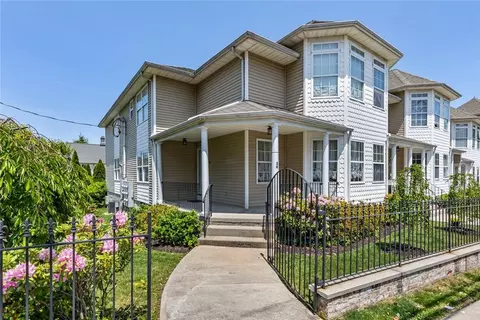 56 Landing Rd #16, Glen Cove, NY 11542