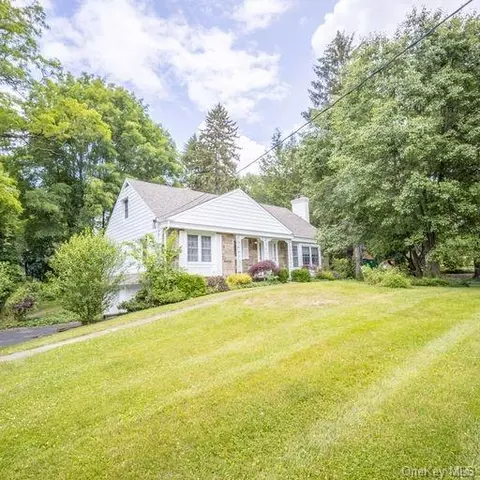 3 Earlwood Dr, Poughkeepsie, NY 12603