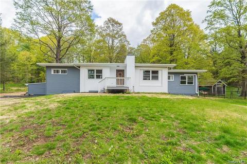 17 San Souci Dr, Pawling, NY 12564