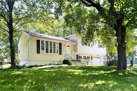 176 N Middletown Rd, Clarkstown, NY 10954