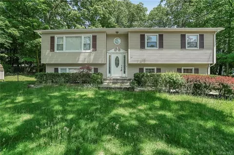 10 N Amundsen Ln, Ramapo, NY 10901