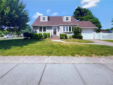37 Juniper St, Farmingdale, NY 11735