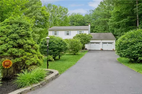 6 Pellbridge Dr, East Fishkill, NY 12533