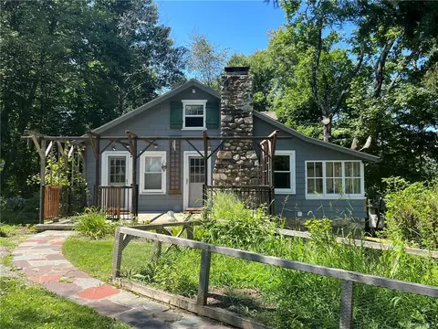 2 Vine Rd, Mahopac, NY 10541