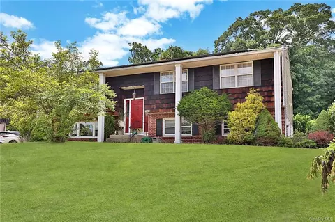 6 Laurel Dr, Stony Point, NY 10980