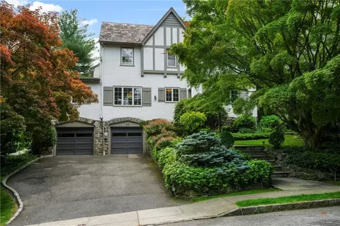 165 W Brookside Dr, Larchmont, NY 10538
