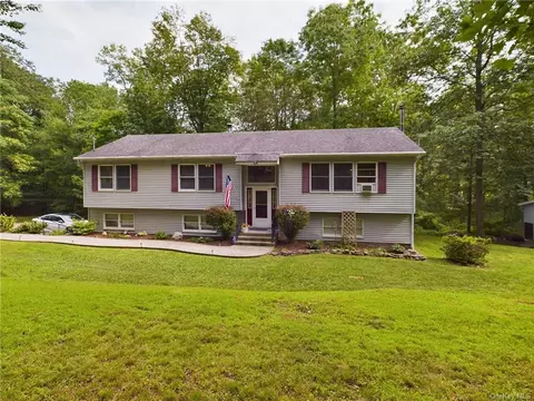 45 Arnott Ln, Wallkill, NY 10941