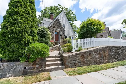 111 Petersville Rd, New Rochelle, NY 10801
