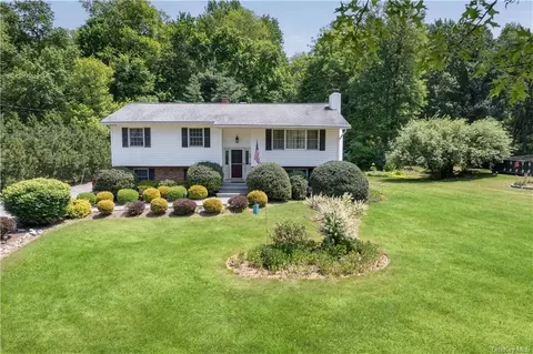 17 Lenart Pl, East Fishkill, NY 12533