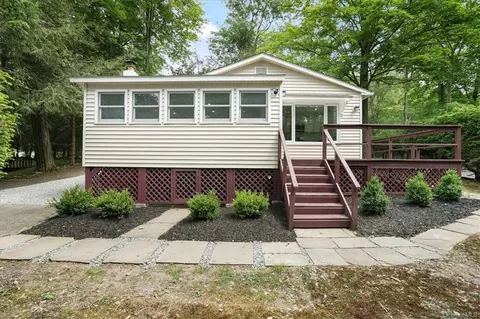 2 W Oakland Dr, Monticello, NY 12701