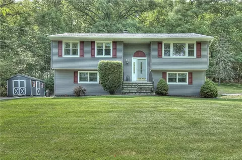 76 Birchwood Dr, Woodbury Town, NY 10930