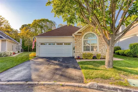 6 Sagaponack Ct, Ridge, NY 11961