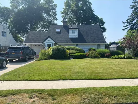 23 Kingfisher Rd, Levittown, NY 11756