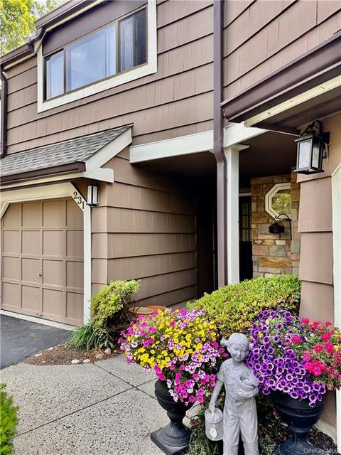 231 Treetop Cir, Clarkstown, NY 10954