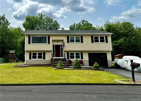 31 Nordica Cir, Stony Point, NY 10980