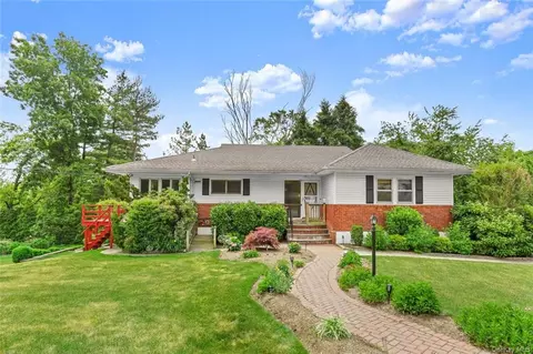 17 Sara Ln, New Rochelle, NY 10804