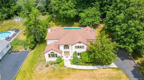 11 Village Grn, Ramapo, NY 10952