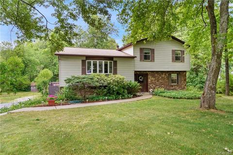 10 Van Wyck Ct, Beekman, NY 12533