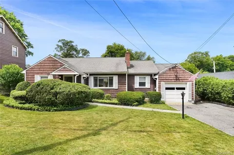 10 Grandview Dr, Mount Kisco, NY 10549