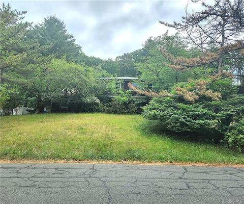 34 Lyncrest Dr, Ramapo, NY 10952