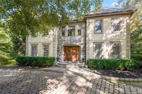 14 Stockbridge Rd, Mount Kisco, NY 10549