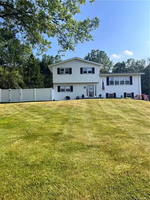 12 Mockingbird Ln, Washingtonville, NY 10992