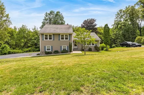 3140 Radcliffe Dr, Yorktown, NY 10598