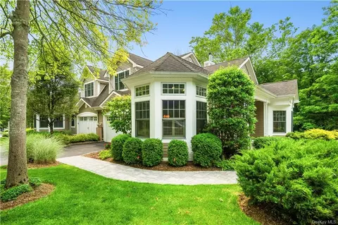 11 Glassbury Ct, Mount Kisco, NY 10549