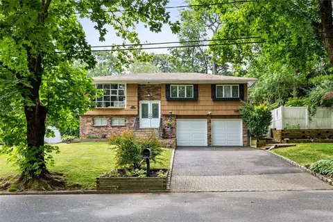 13 Nevinwood Pl, Huntington Station, NY 11746