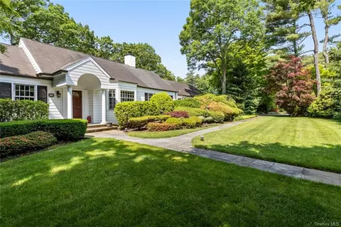 22 Fox Hollow Ln, Old Westbury, NY 11568