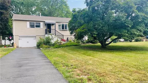 12 Louise Dr, Clarkstown, NY 10994