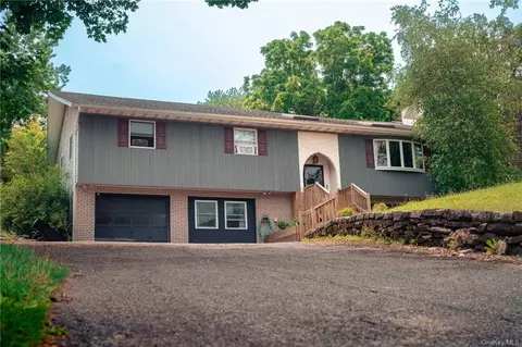 8 Arden Ln, Poughkeepsie, NY 12603