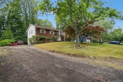 17 E Mayer Dr, Ramapo, NY 10901